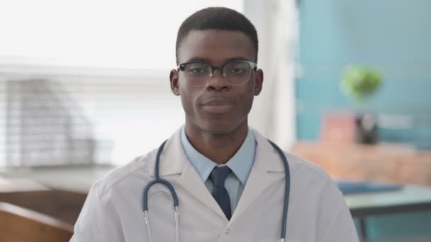 Jovem médico africano mostrando polegares para cima sinal — Vídeo de Stock