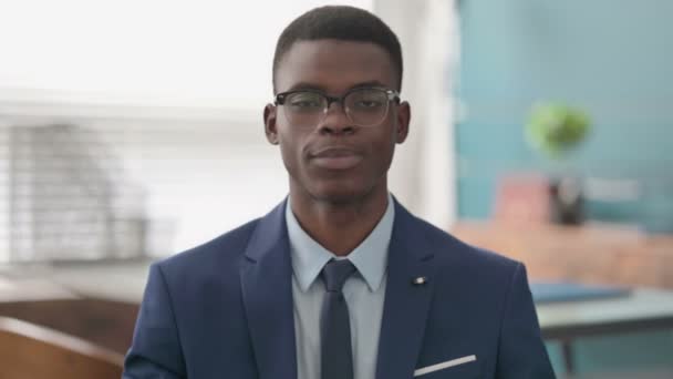 비행 키스를 하는 아프리카의 젊은 사업가 — 비디오