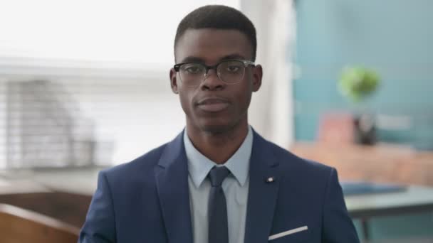 親指のサインアップを示す若いアフリカのビジネスマン — ストック動画
