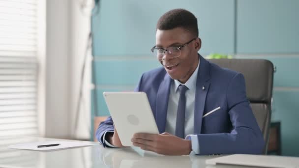 Fiatal afrikai üzletember ünnepli siker Tablet hivatalban — Stock videók