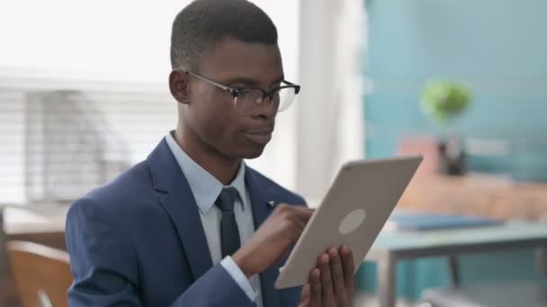 Νεαρός Αφρικανός επιχειρηματίας Γιορτάζοντας την επιτυχία στο Tablet — Αρχείο Βίντεο