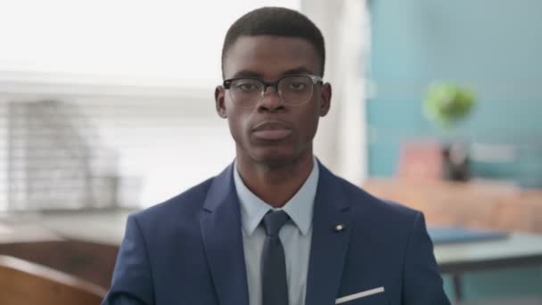 Jeune homme d'affaires africain montrant doigt moyen — Video