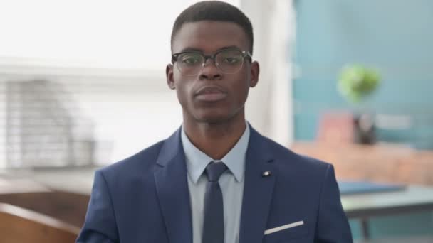 Doente jovem empresário africano tosse — Vídeo de Stock