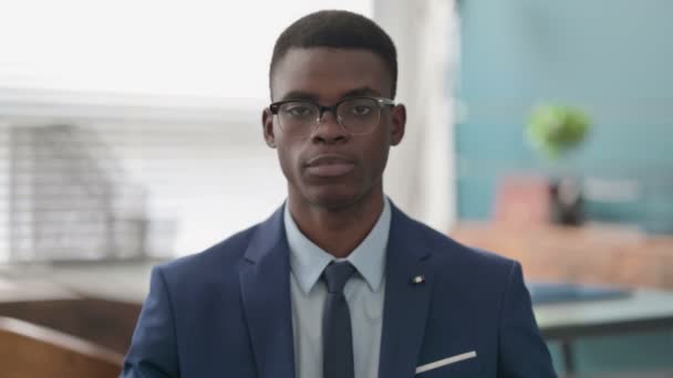 Giovane uomo d'affari africano che mostra Pollici giù gesti — Video Stock