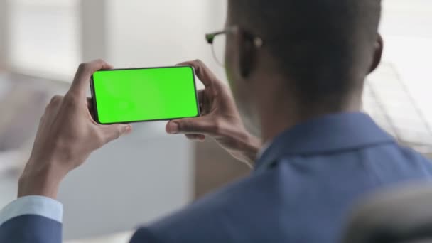 年轻的非洲商人用Chroma屏幕看智能手机 — 图库视频影像