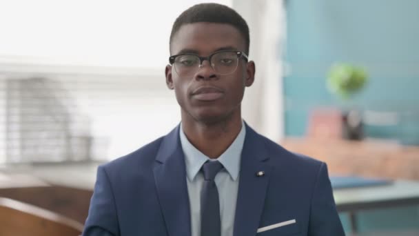 Jovem Empresário Africano Adormecido bocejo — Vídeo de Stock