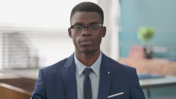 Genç Afrikalı İşadamı Evet İşareti Olarak Başını Sallıyor, Onaylandı — Stok video