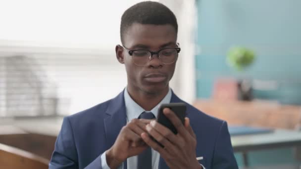 Fiatal afrikai üzletember okostelefont használ — Stock videók