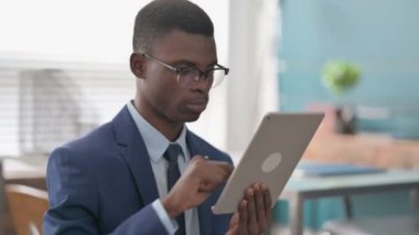 Genç Afrikalı İşadamı Ofiste Tablet Kullanıyor 