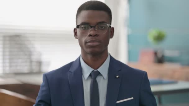 Fiatal afrikai üzletember mutatja nincs jele Ujj, Tagadás — Stock videók