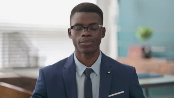 Jonge Afrikaanse zakenman zwaaien hand voor Hallo, Gastvrije — Stockvideo