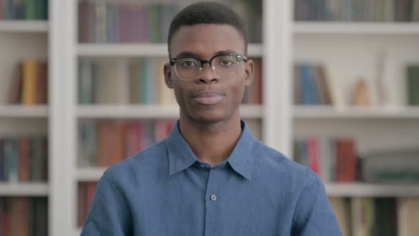 指で勝利の兆候を示す若いアフリカ人男性 — ストック動画