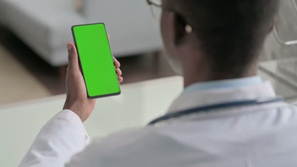 Giovane medico africano utilizzando Smartphone con schermo cromato — Video Stock