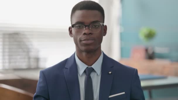 Giovane uomo d'affari africano che mostra la forma del cuore dalle mani — Video Stock