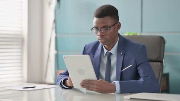 Jovem Empresário Africano Reagindo à Perda em Tablet no Escritório — Vídeo de Stock