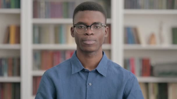 Молодий африканський чоловік махає і вітає — стокове відео