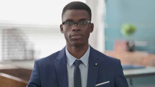 Jovem Empresário Africano Não Mostrando Sinal por Cabeça Agitar — Vídeo de Stock