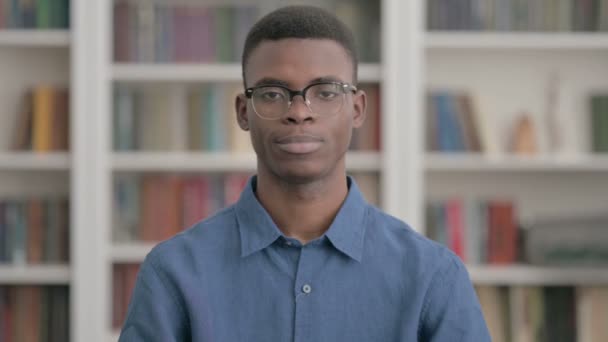 Jeune homme africain secouant la tête comme oui Signe, approbation — Video