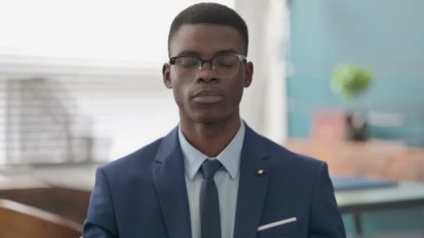 Νεαρός Αφρικανός επιχειρηματίας ψάχνει τριγύρω, ψάχνει — Αρχείο Βίντεο