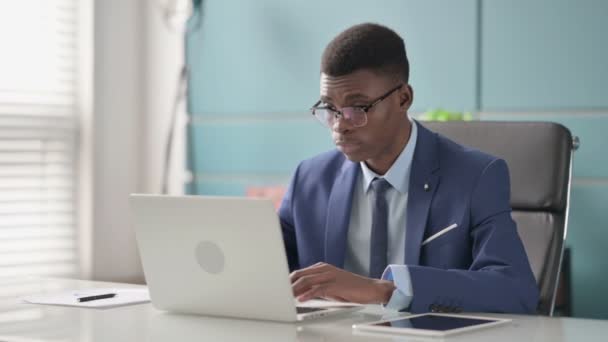 Jovem Empresário Africano Tosse ao usar Laptop no escritório — Vídeo de Stock
