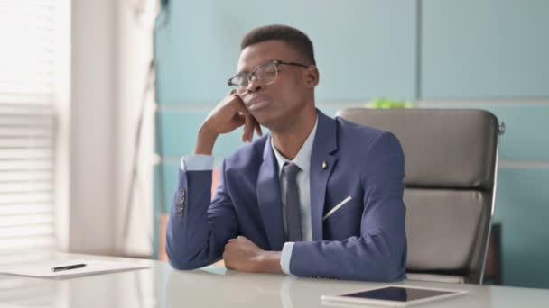 Jovem Empresário Africano Adormecido Dormindo Enquanto Sentado no Escritório — Vídeo de Stock