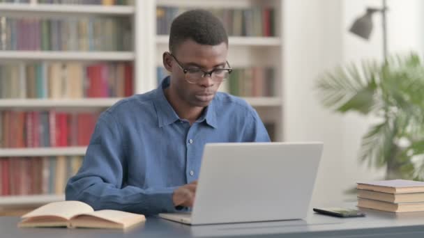 Jong Afrikaans man sluiten laptop staande, gaan weg — Stockvideo