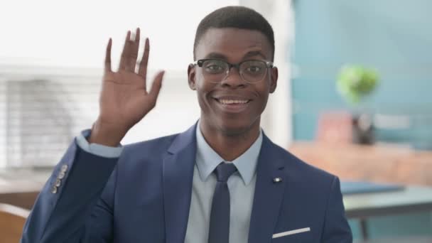 Chamada de Vídeo Online por Jovem Empresário Africano — Vídeo de Stock