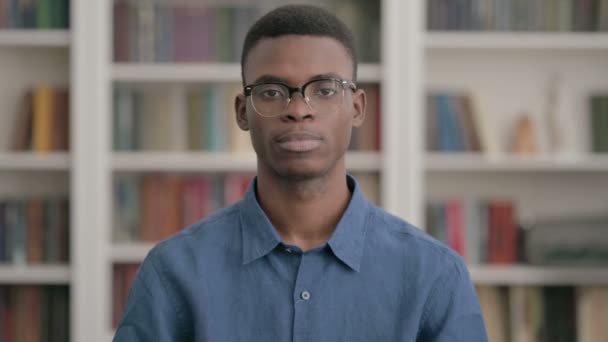 Ung afrikansk mand viser tommelfingre ned gestus – Stock-video