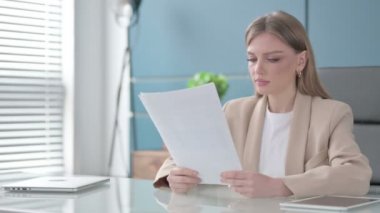 Belgeleri Okurken Başarılı Kadın Kutlaması