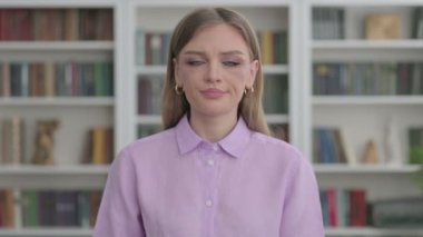 Başparmakları Aşağı gösteren Kadın Portresi