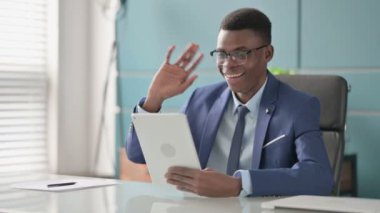 Genç Afrikalı İş Adamı Ofisteki Tablet 'e Video Çağrısı Yapıyor 
