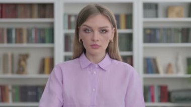 Orta Parmak İşareti Gösteren Kızgın Kadın Portresi