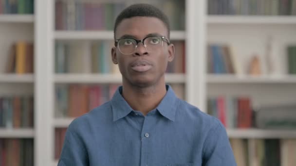 Joven africano sintiéndose asustado, asustado — Vídeos de Stock