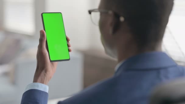 Ung afrikansk affärsman använder Smartphone med Chroma Screen — Stockvideo