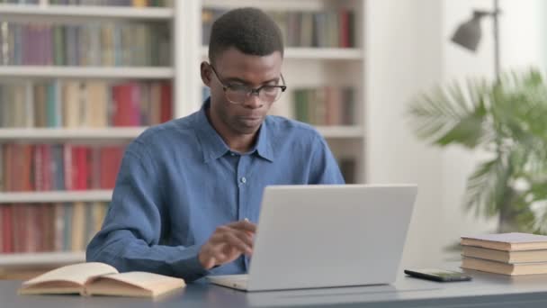 Jonge Afrikaanse man werkt op Laptop in Office — Stockvideo