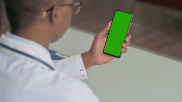 Giovane medico africano utilizzando Smartphone con schermo cromato — Video Stock