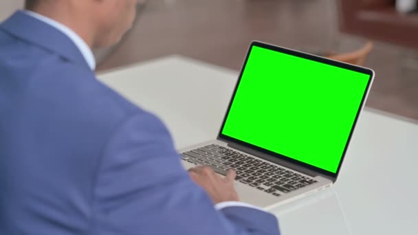 Jovem empresário africano usando laptop com tela verde — Vídeo de Stock