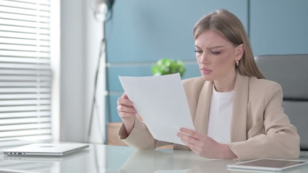 Zakenvrouw van streek tijdens het lezen van documenten in Office — Stockvideo