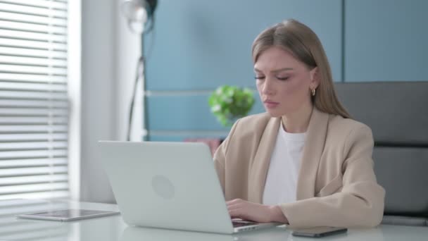 オフィスでラップトップを使用している間に親指を下に表示するビジネスウーマン — ストック動画