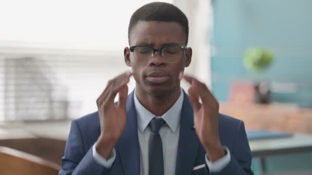 頭痛を持っている若いアフリカのビジネスマン — ストック動画
