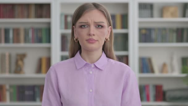 Ritratto di donna che guarda la macchina fotografica, Espressione triste — Video Stock