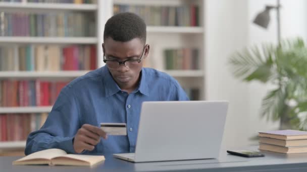 Jonge Afrikaanse man met online betalingsproblemen op laptop — Stockvideo