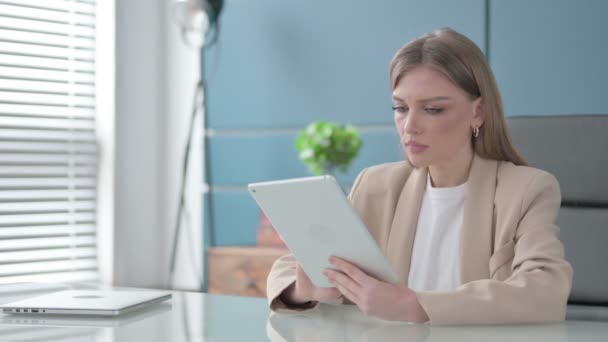 Affärskvinna Reaktion på förlust på Tablet in Office — Stockvideo