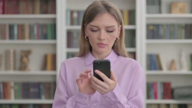 Smartphone 'da Kutlanan Kadın Portresi