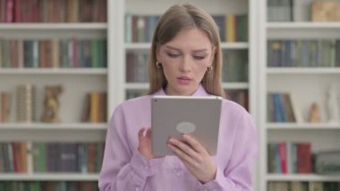 Ofisteki Tablette Kutlanan Kadın Portresi 