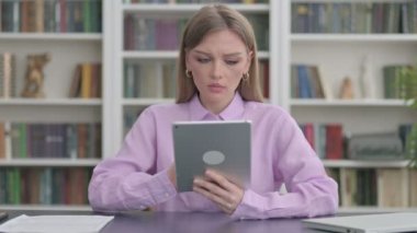Ofisteki Tablette Kaybolan Kadın 'a Tepki Veriyor 