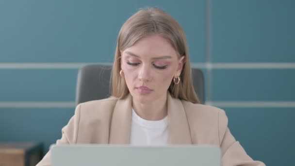 Primer plano de la mujer de negocios que piensa mientras trabaja en el ordenador portátil en la oficina — Vídeos de Stock