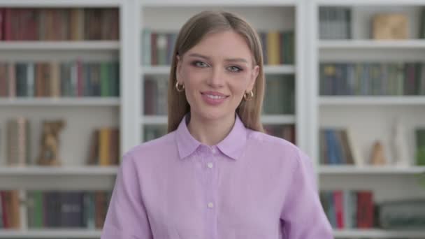 Portrait de femme montrant la forme du cœur par les mains — Video