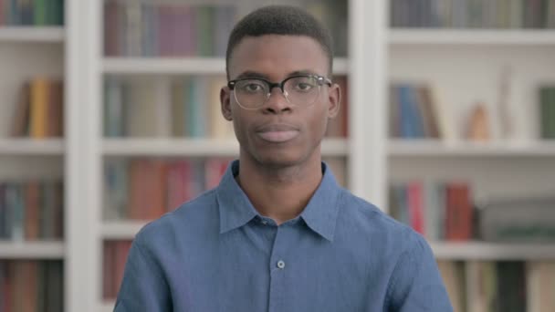 Jeune Africain déçu réagissant à la perte — Video