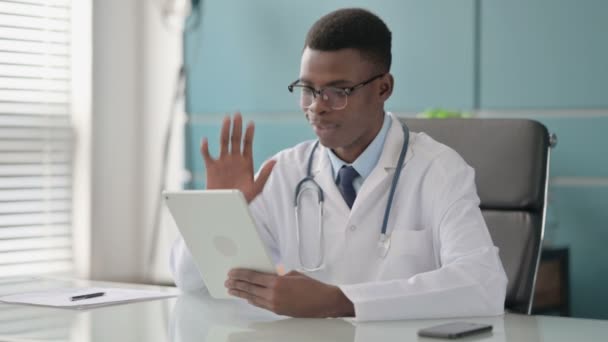 Jovem médico africano fazendo chamada de vídeo no Tablet no escritório — Vídeo de Stock